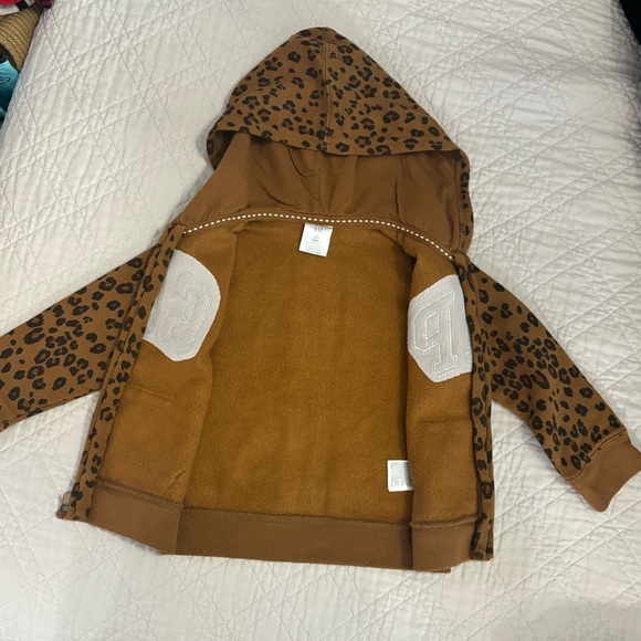 GAP leopard print toddler 2 pc sweatsuit - Picture 4 of 14